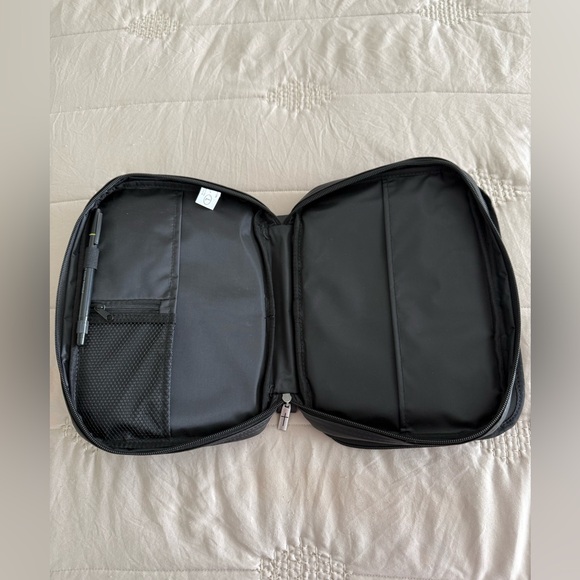 LIKE NEW Bible cover/carrier has pockets & storage, includes highlighter. - Picture 7 of 10